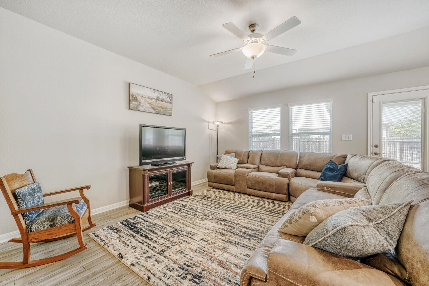 10505 Mager Ln, Hutto, TX 78634