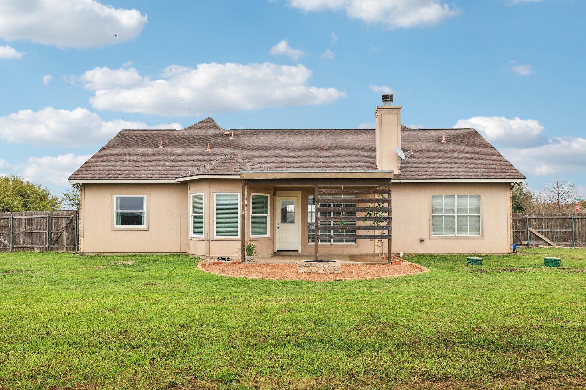 101 Blanco Dr, Hutto, TX 78634