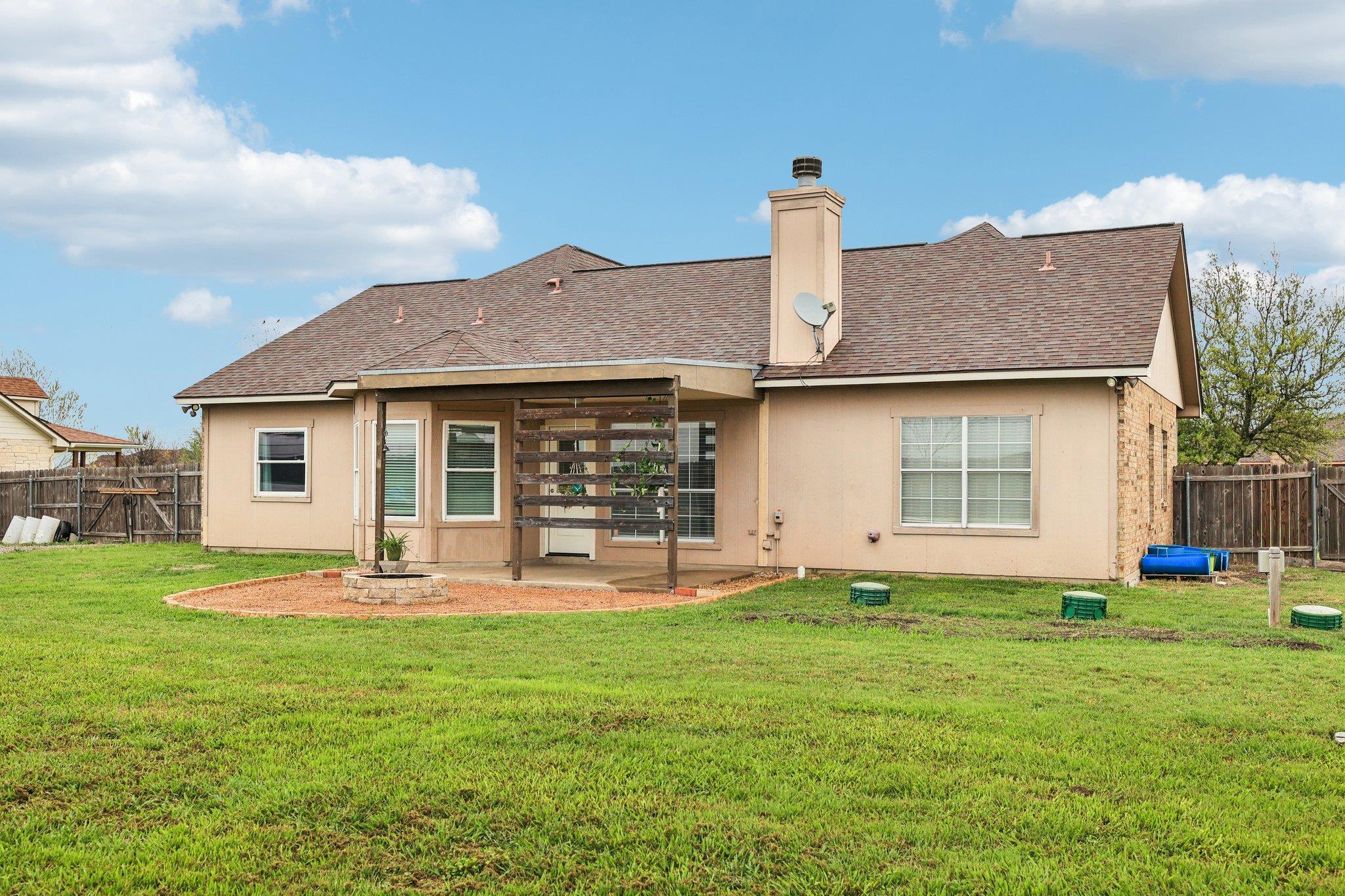 101 Blanco Dr, Hutto, TX 78634