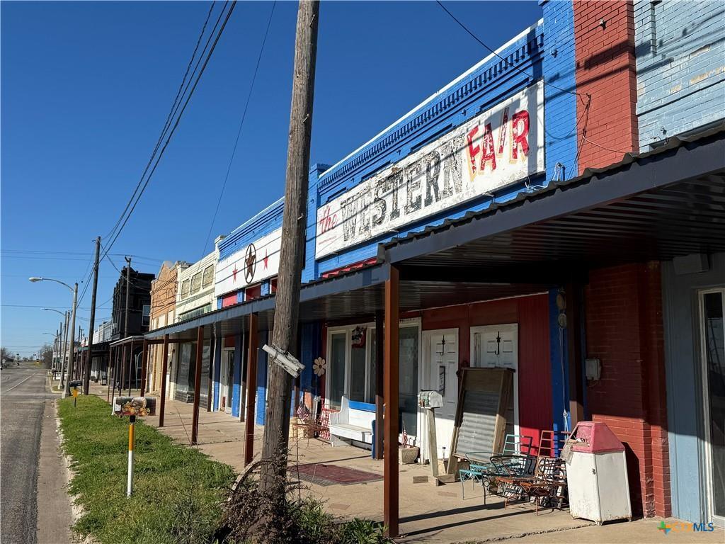 204 E Gassaway Ave, Lott, TX 76656