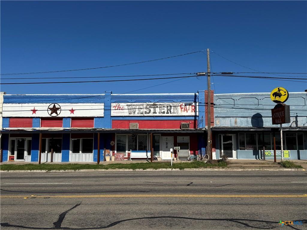 204 E Gassaway Ave, Lott, TX 76656