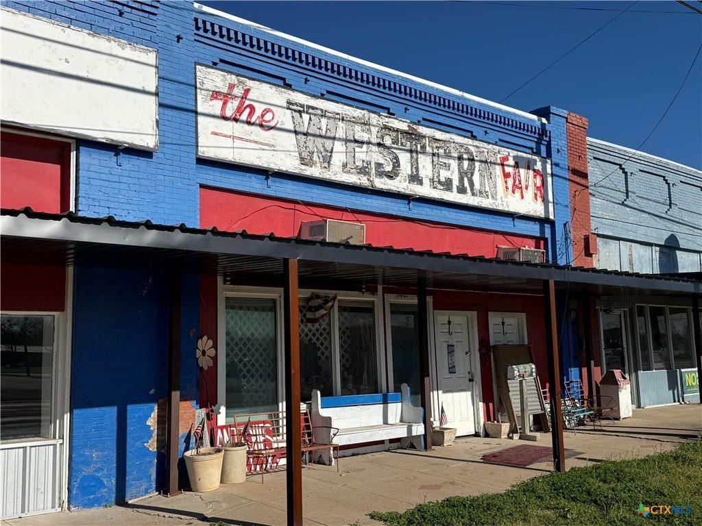 204 E Gassaway Ave, Lott, TX 76656