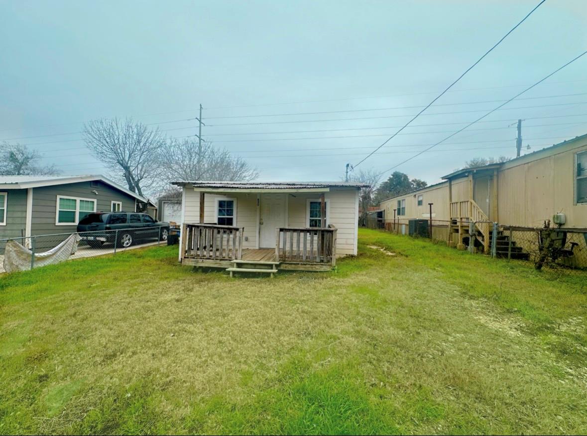 820 Chihuahua St, Lockhart, TX 78644