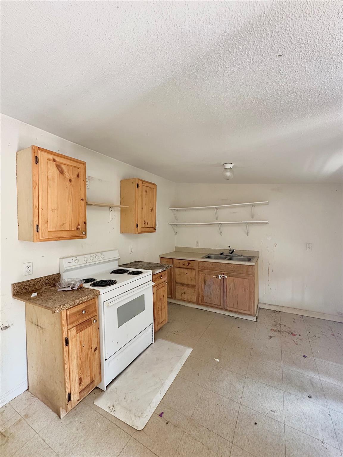 820 Chihuahua St, Lockhart, TX 78644