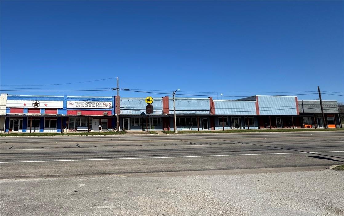 208 E Gassaway Ave, Lott, TX 76656