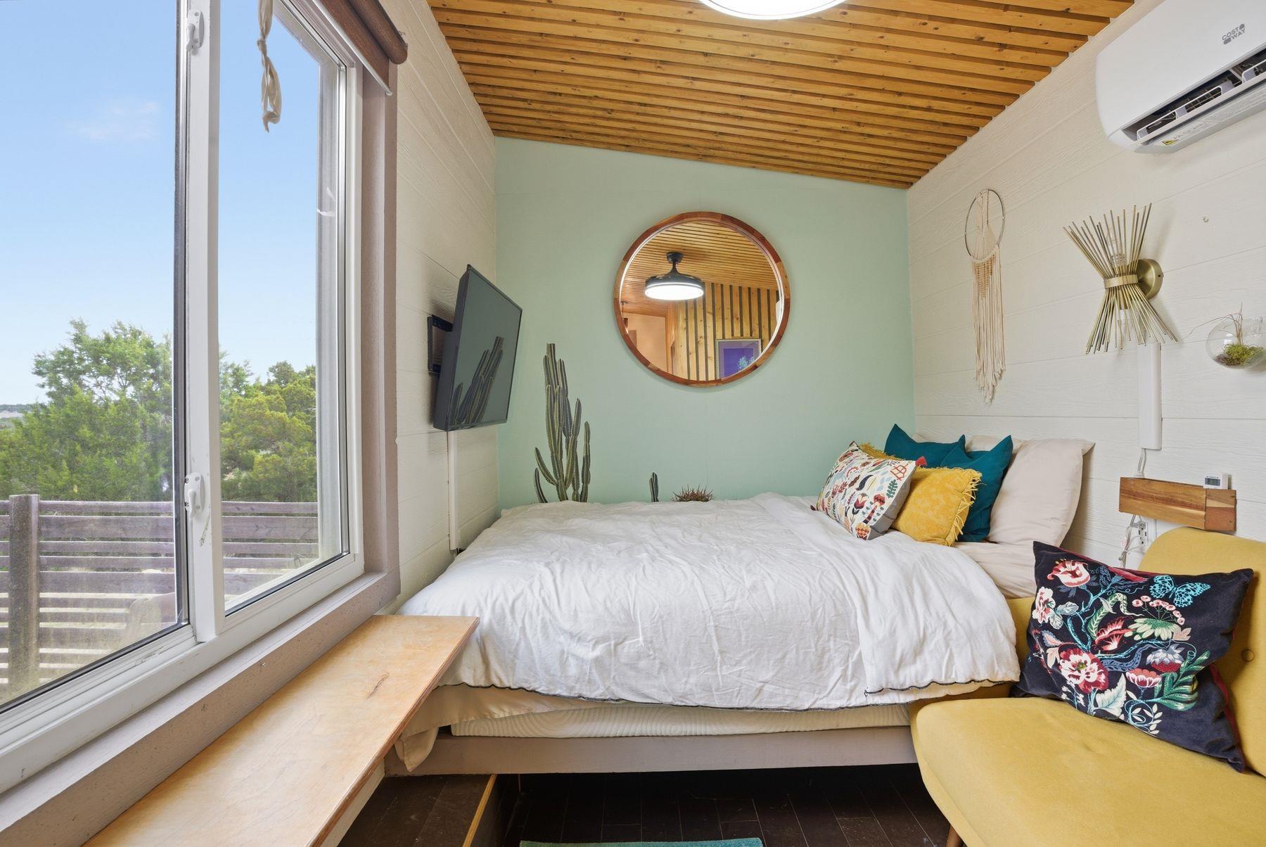 530 Pioneer Trl, Dripping Springs, TX 78620