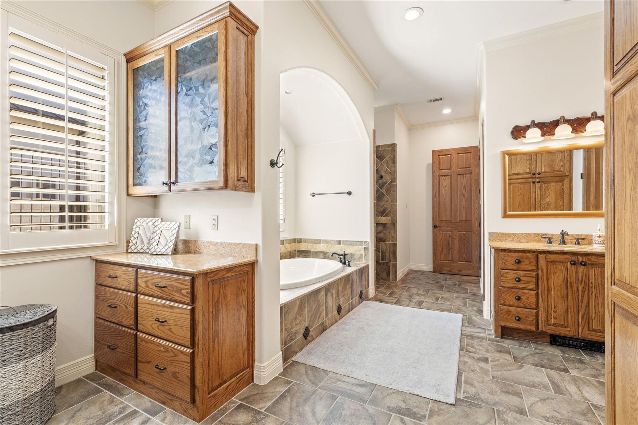 5 Water Front Ave, Lakeway, TX 78734