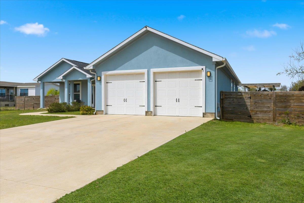 130 Coyote Ridge Dr, Cedar Creek, TX 78612