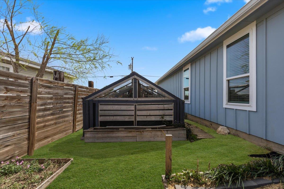 130 Coyote Ridge Dr, Cedar Creek, TX 78612