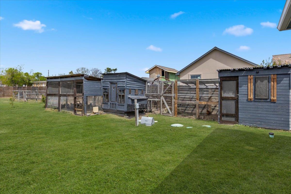 130 Coyote Ridge Dr, Cedar Creek, TX 78612