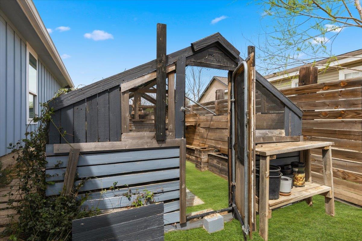 130 Coyote Ridge Dr, Cedar Creek, TX 78612