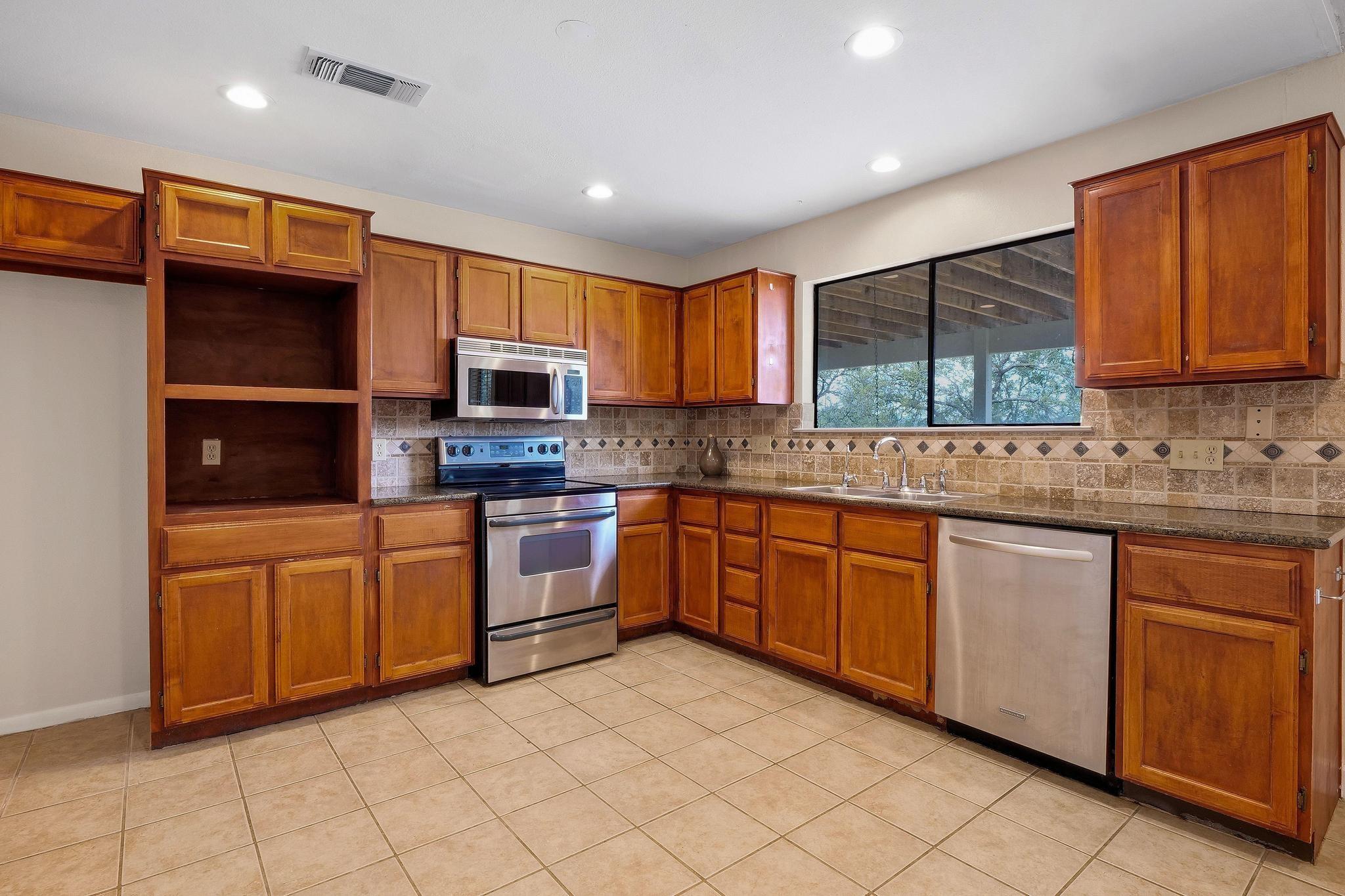 226 Mels Rd, Spicewood, TX 78669