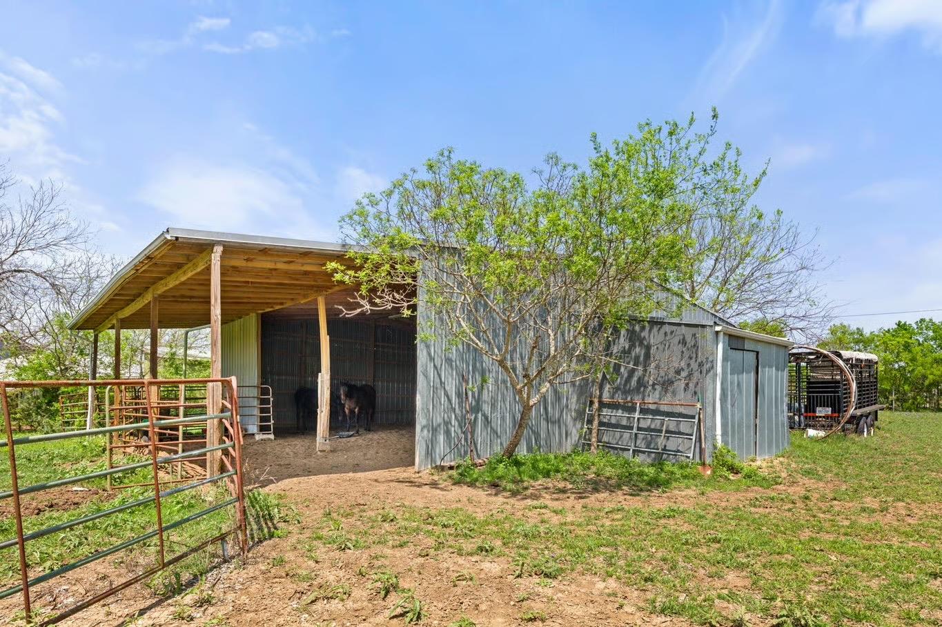 13484 Avis Rd, Dale, TX 78616