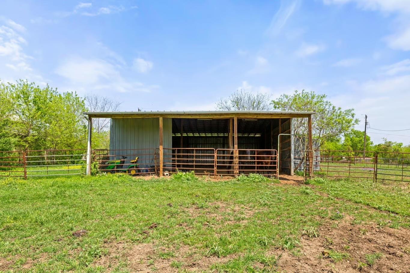 13484 Avis Rd, Dale, TX 78616