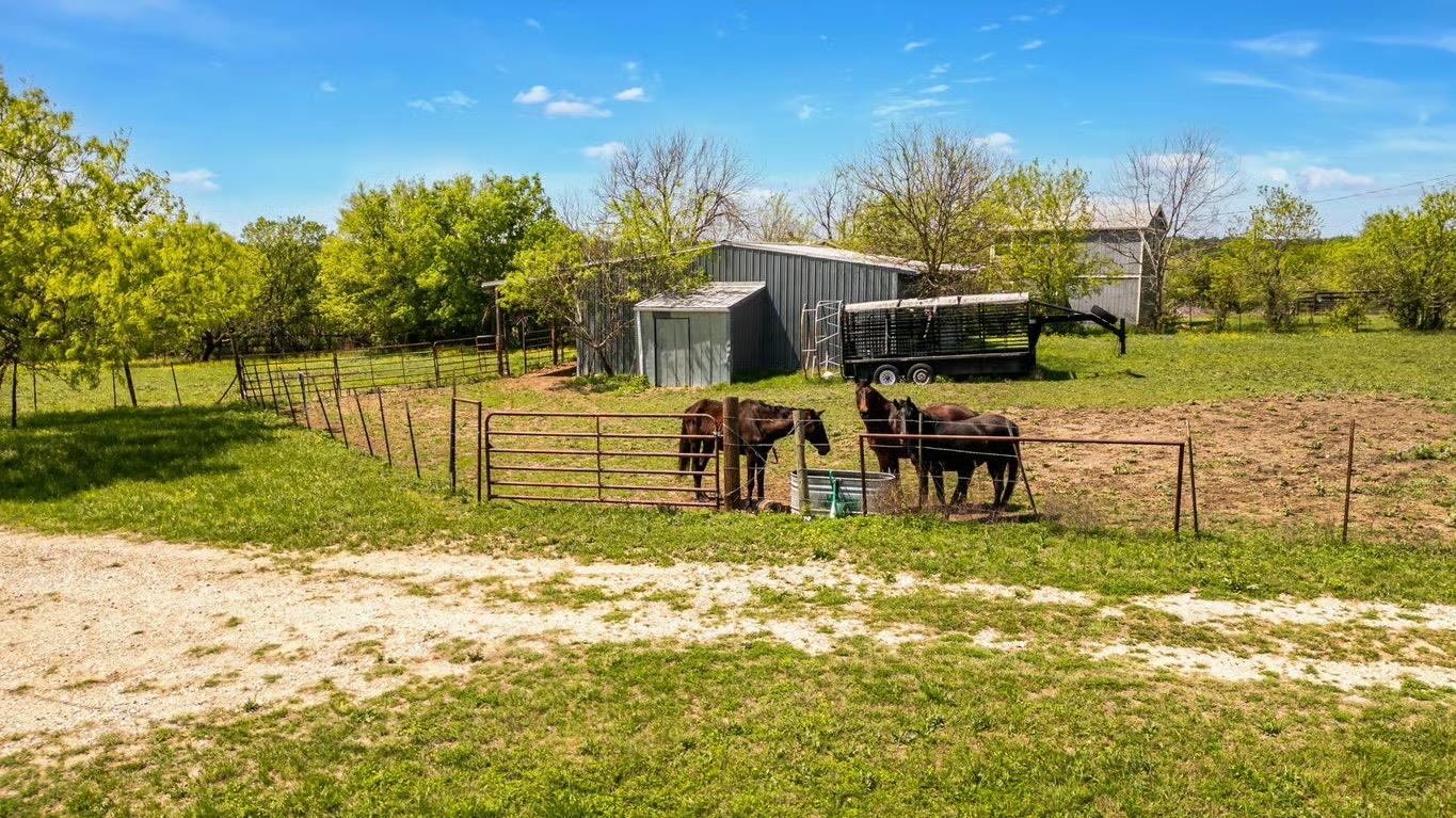 13484 Avis Rd, Dale, TX 78616