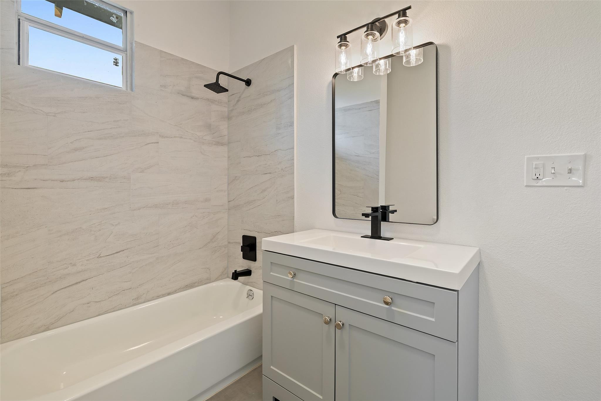 707 W 7th St, Taylor, TX 76574