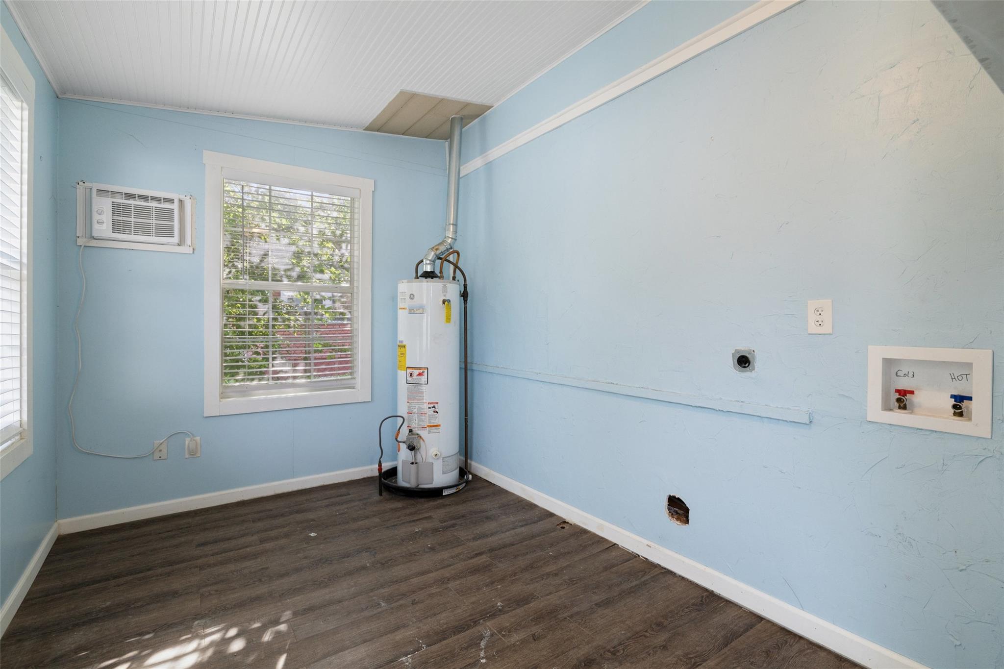 707 W 7th St, Taylor, TX 76574