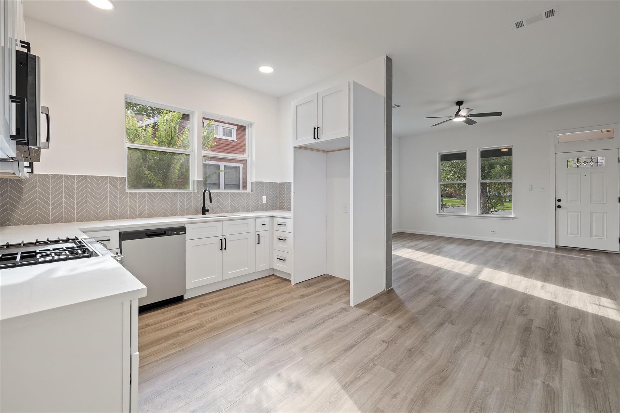 707 W 7th St, Taylor, TX 76574