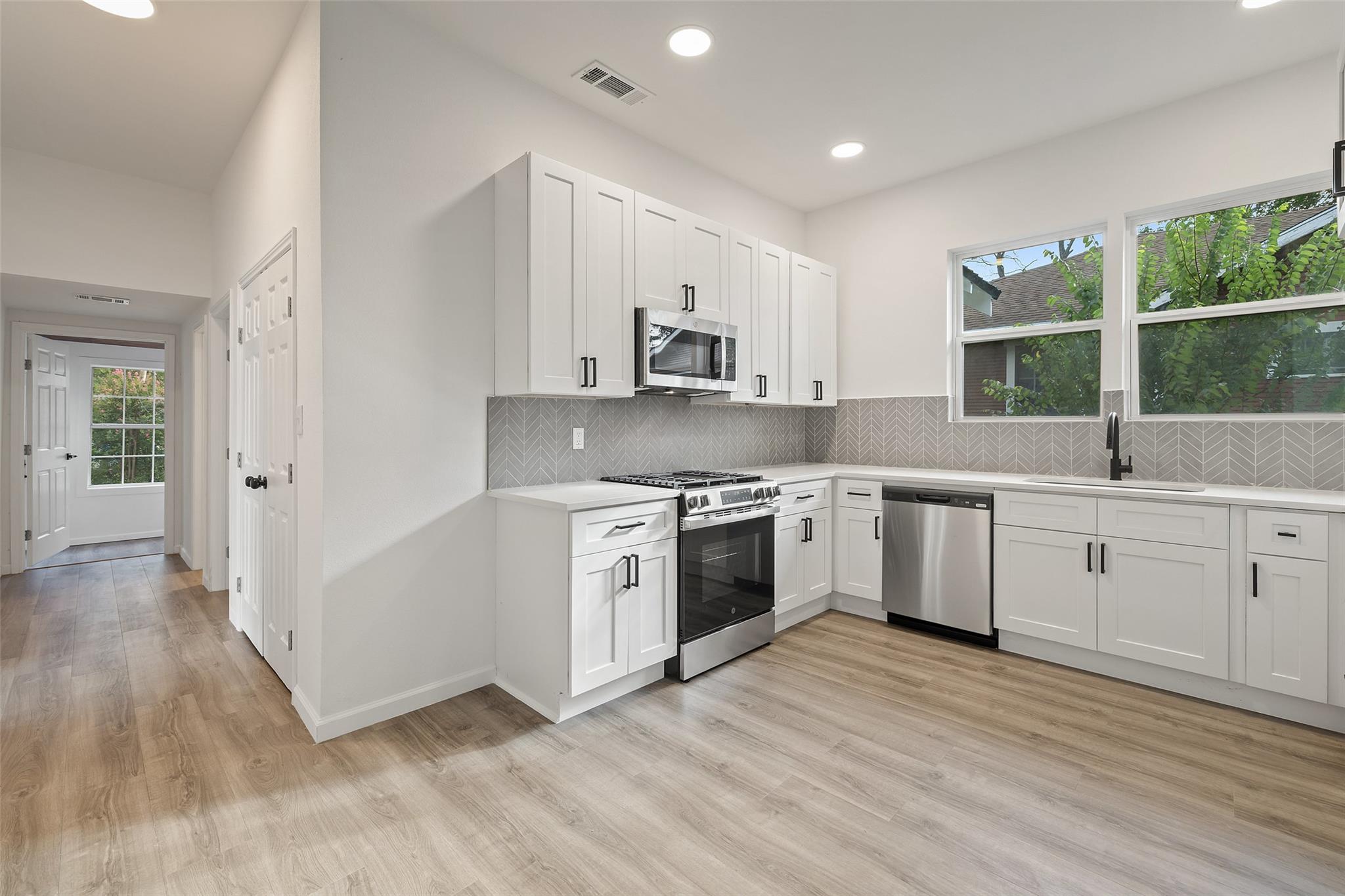 707 W 7th St, Taylor, TX 76574