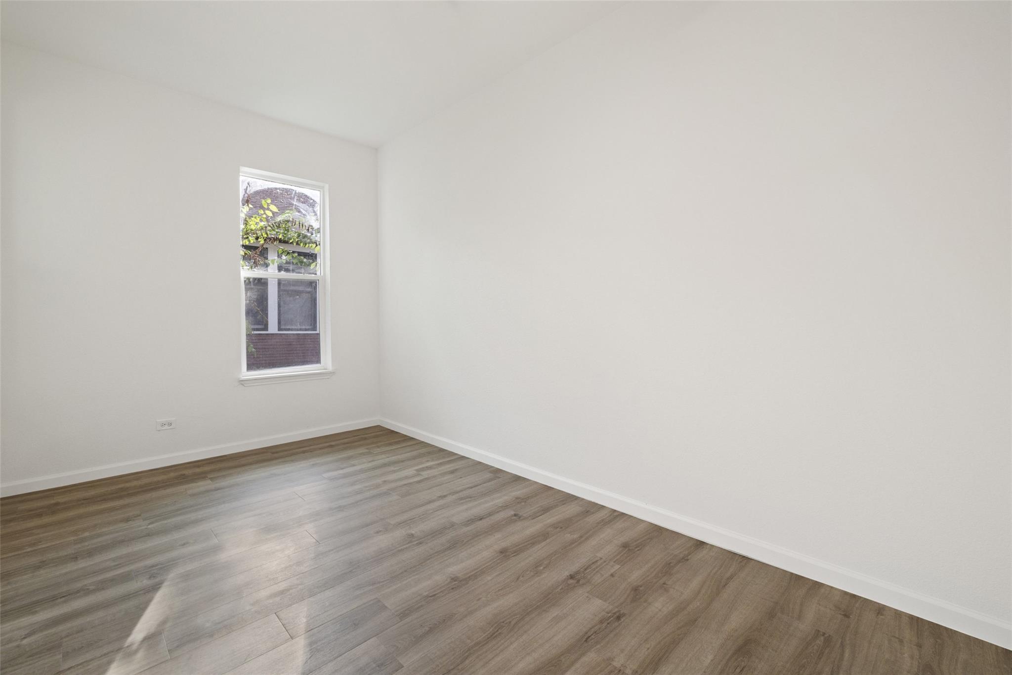 707 W 7th St, Taylor, TX 76574