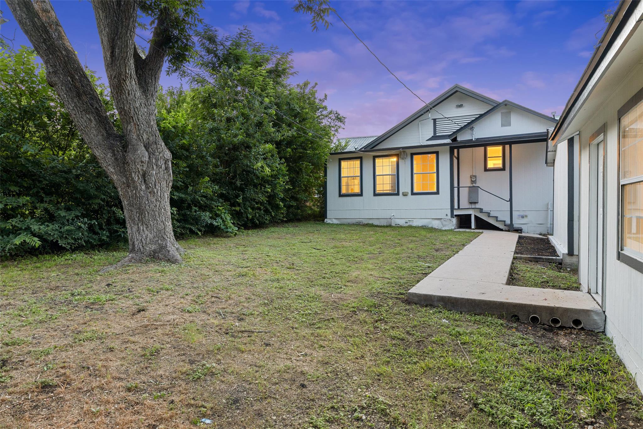 707 W 7th St, Taylor, TX 76574