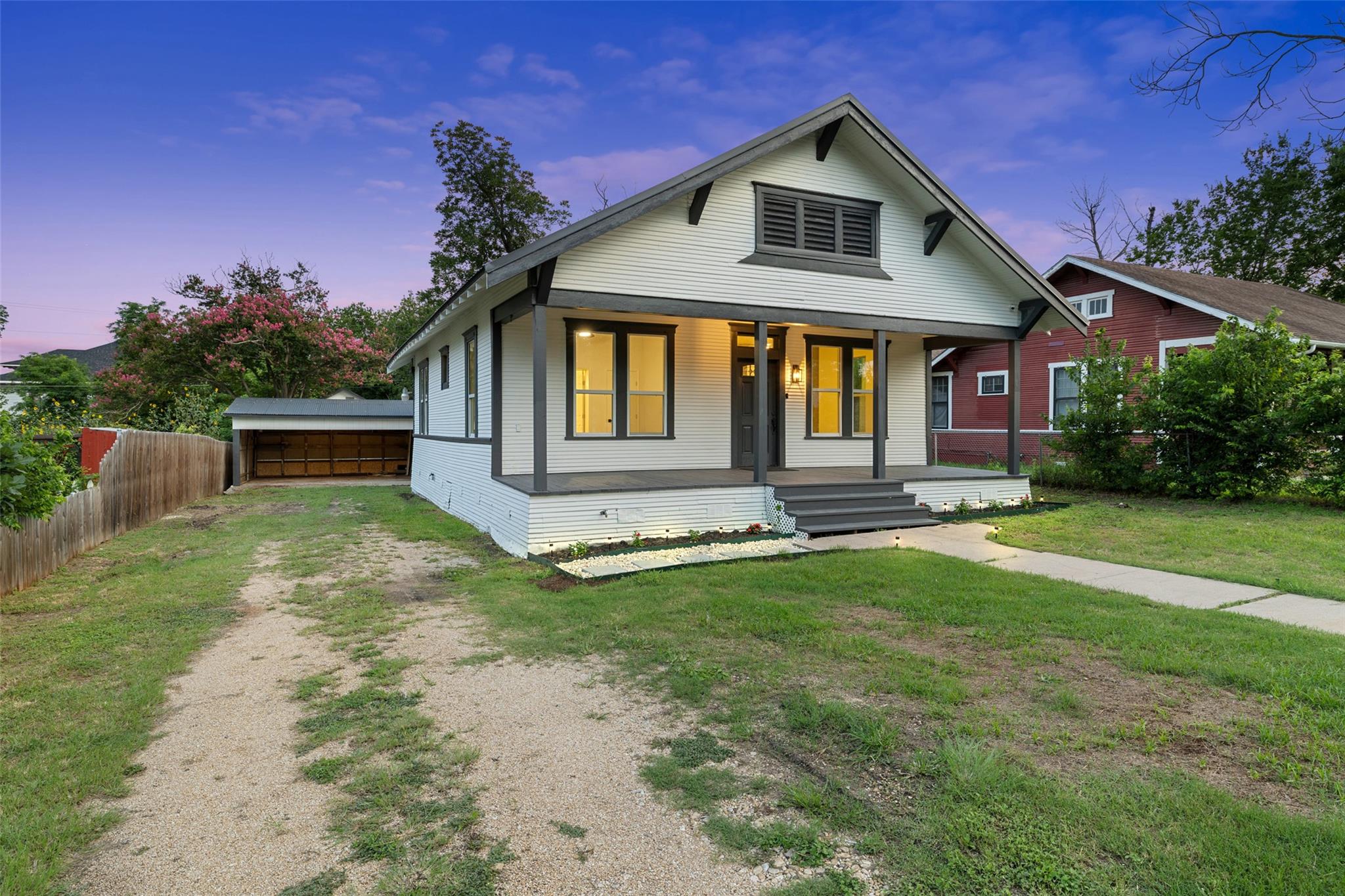 707 W 7th St, Taylor, TX 76574