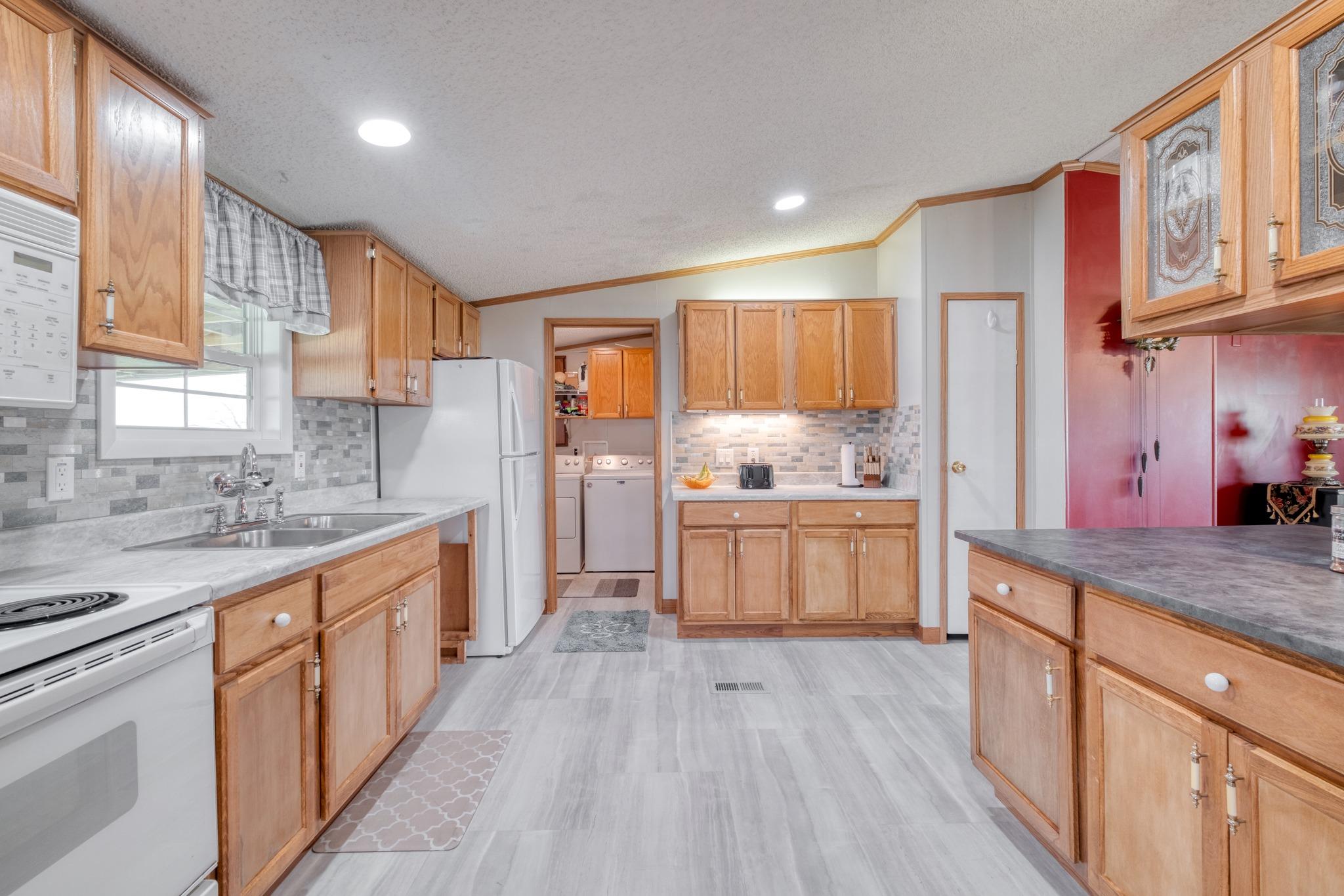 114 Thomas Park Dr, Hutto, TX 78634