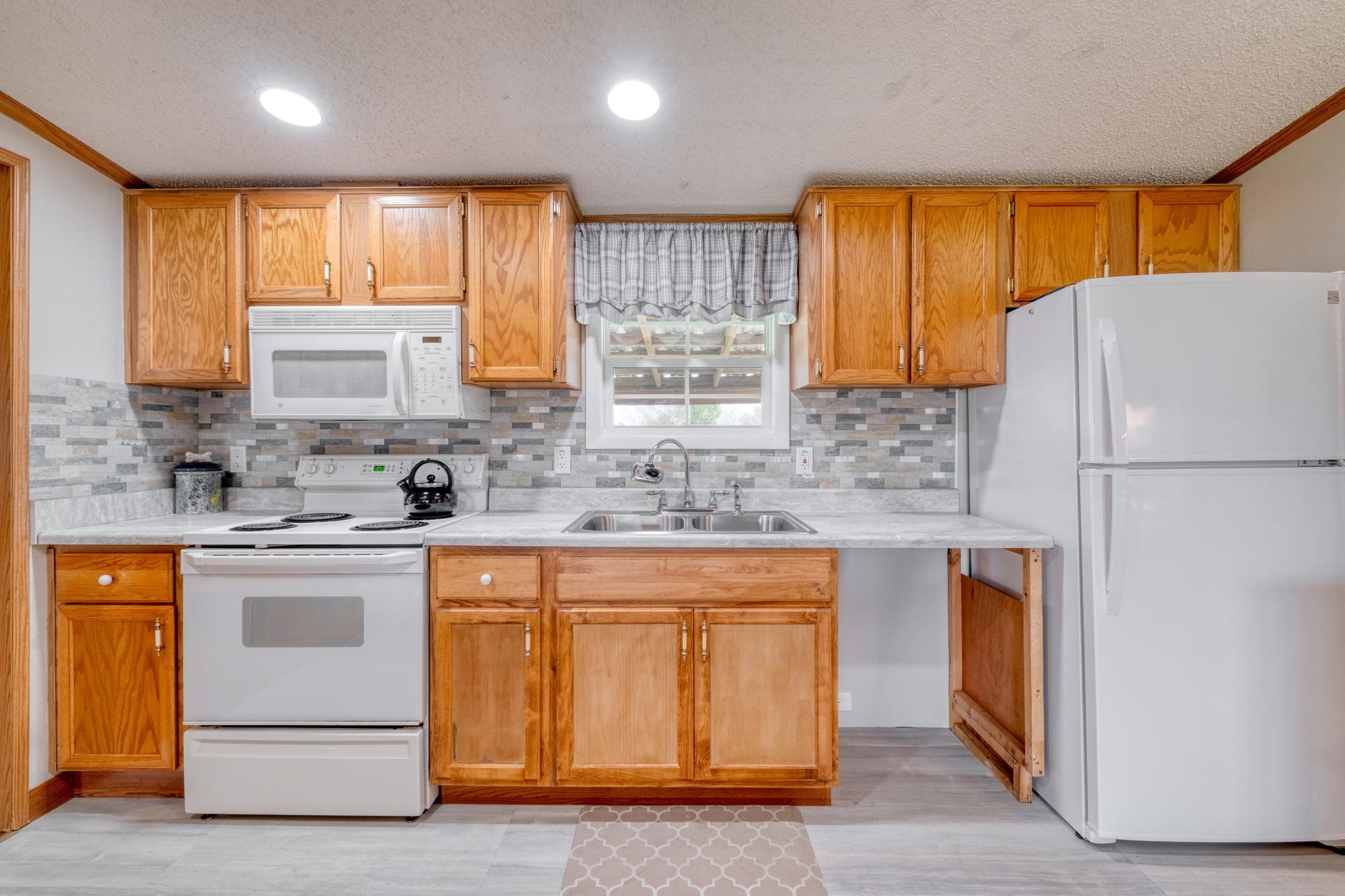 114 Thomas Park Dr, Hutto, TX 78634