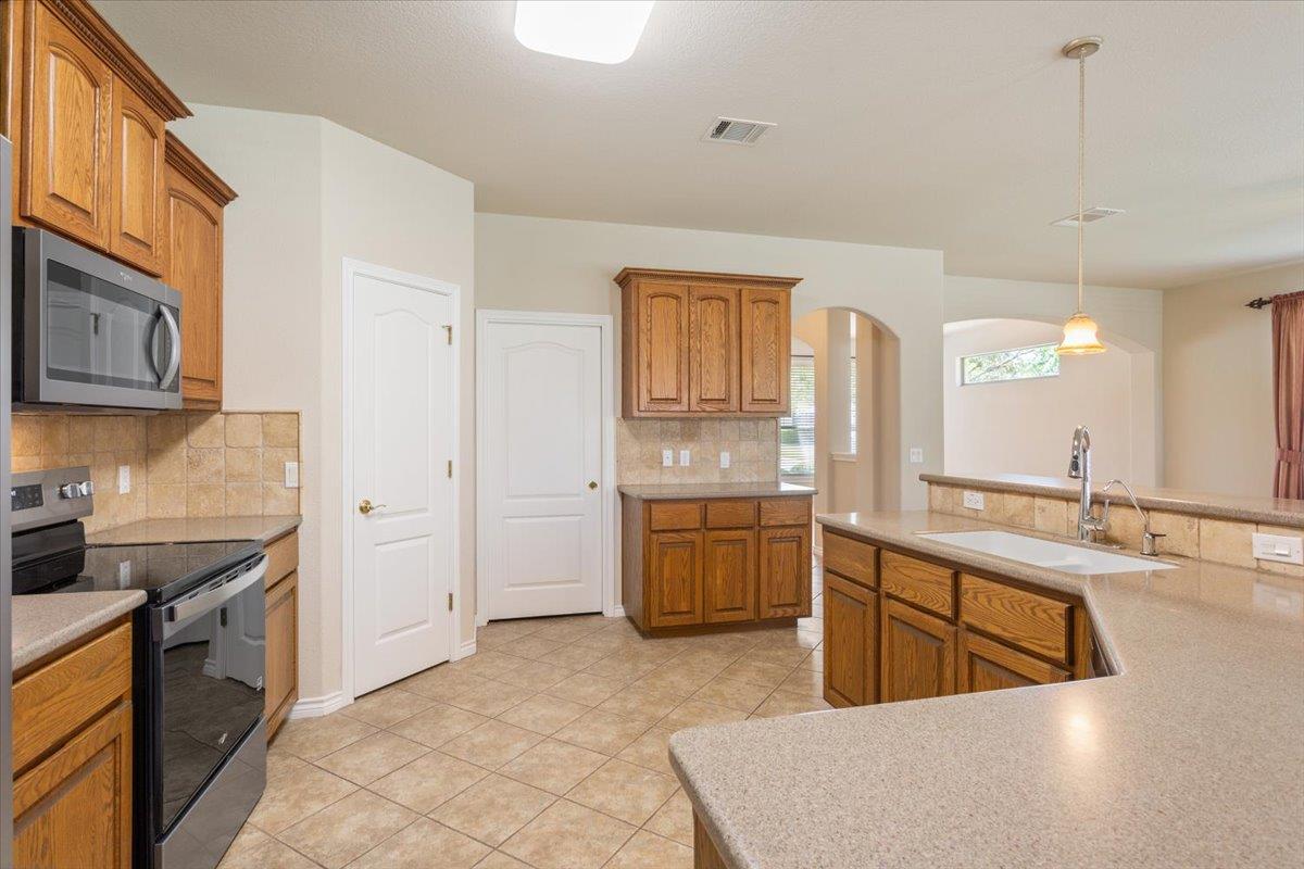 909 Big Thicket St, Georgetown, TX 78633