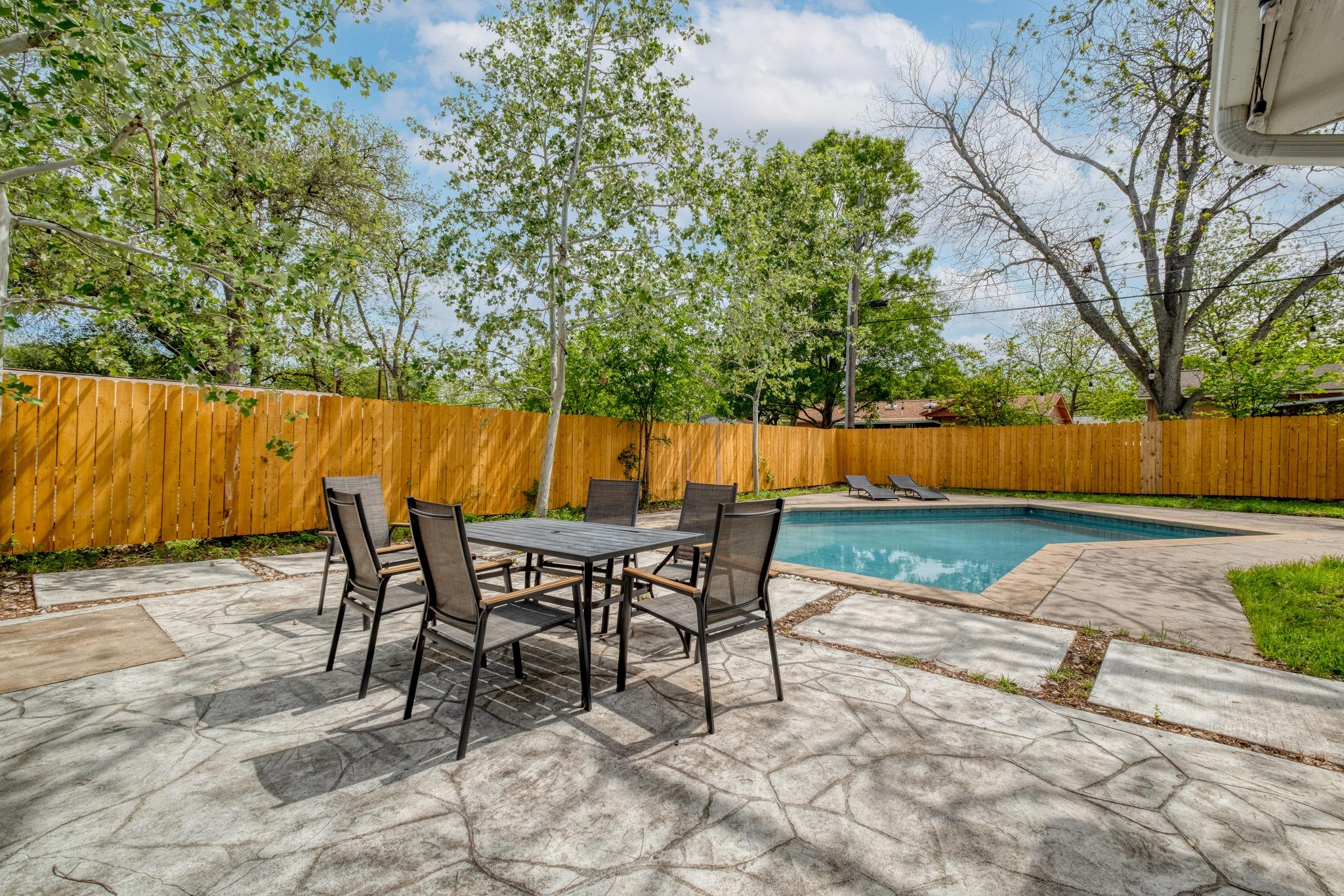 1413 Berkshire Dr, Austin, TX 78723