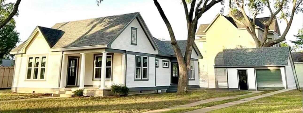 502 Upton Ave, Schulenburg, TX 78956