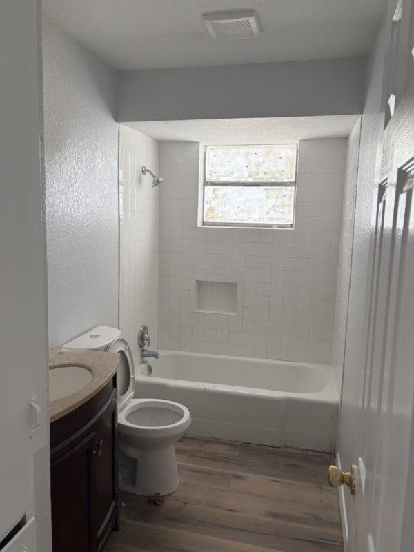 604 W 4th St, Taylor, TX 76574