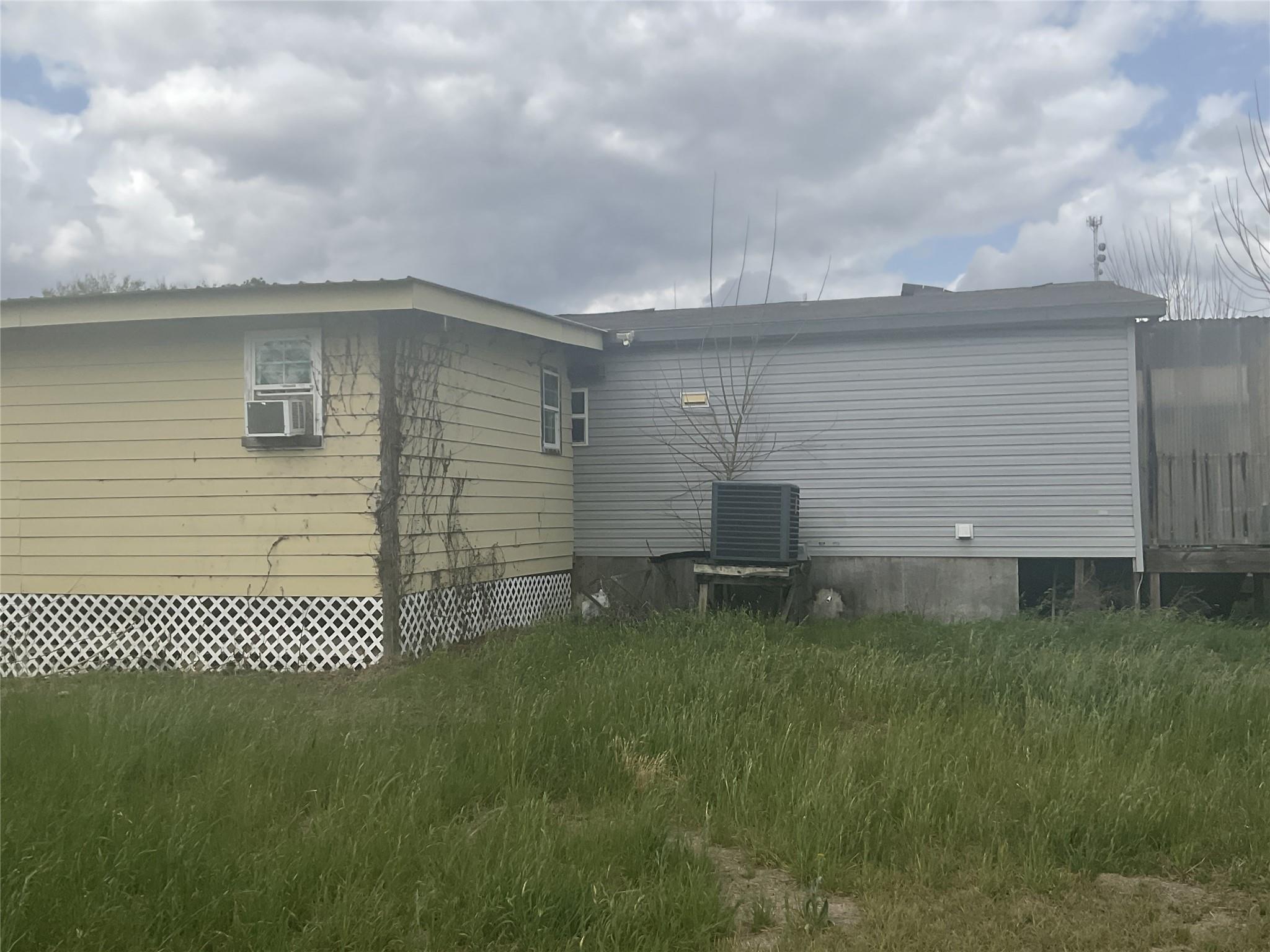 1225 W Highway 71 Highway W, Smithville, TX 78957