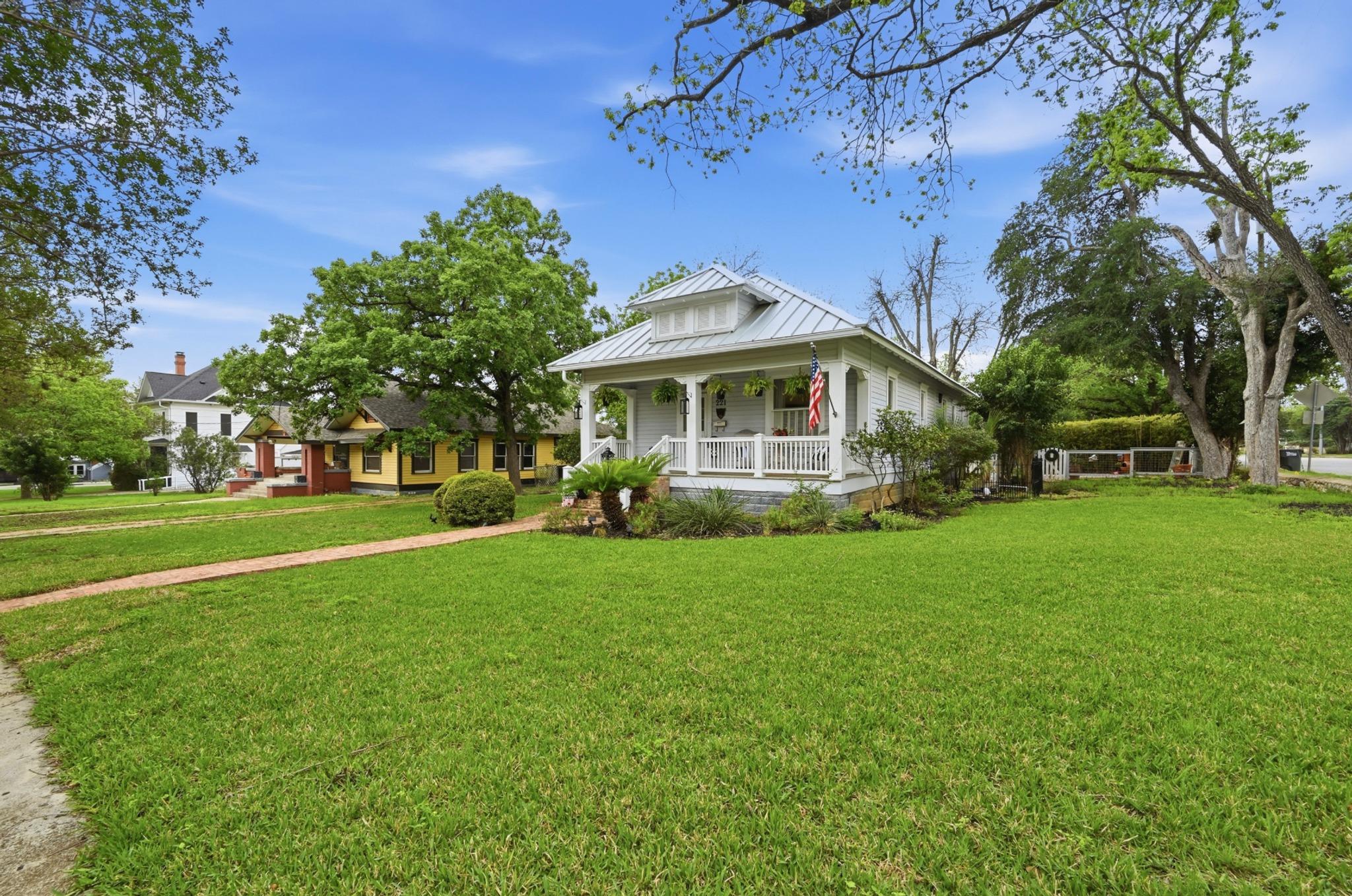 221 N Johnson Ave, San Marcos, TX 78666