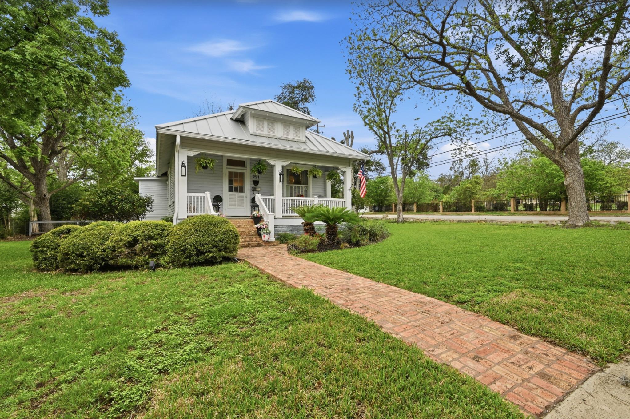 221 N Johnson Ave, San Marcos, TX 78666