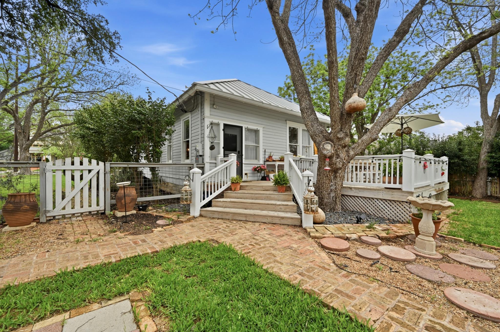 221 N Johnson Ave, San Marcos, TX 78666