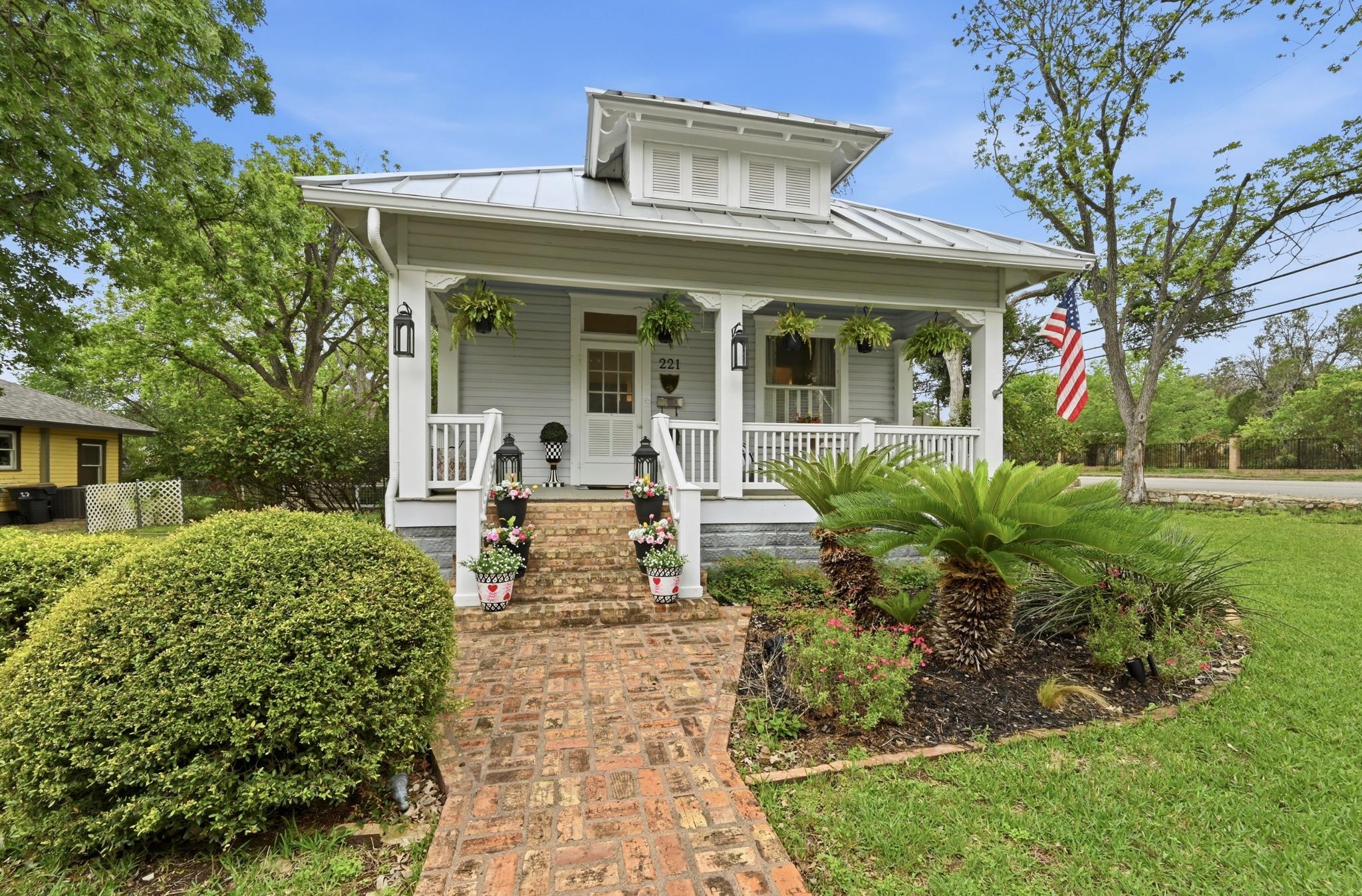 221 N Johnson Ave, San Marcos, TX 78666