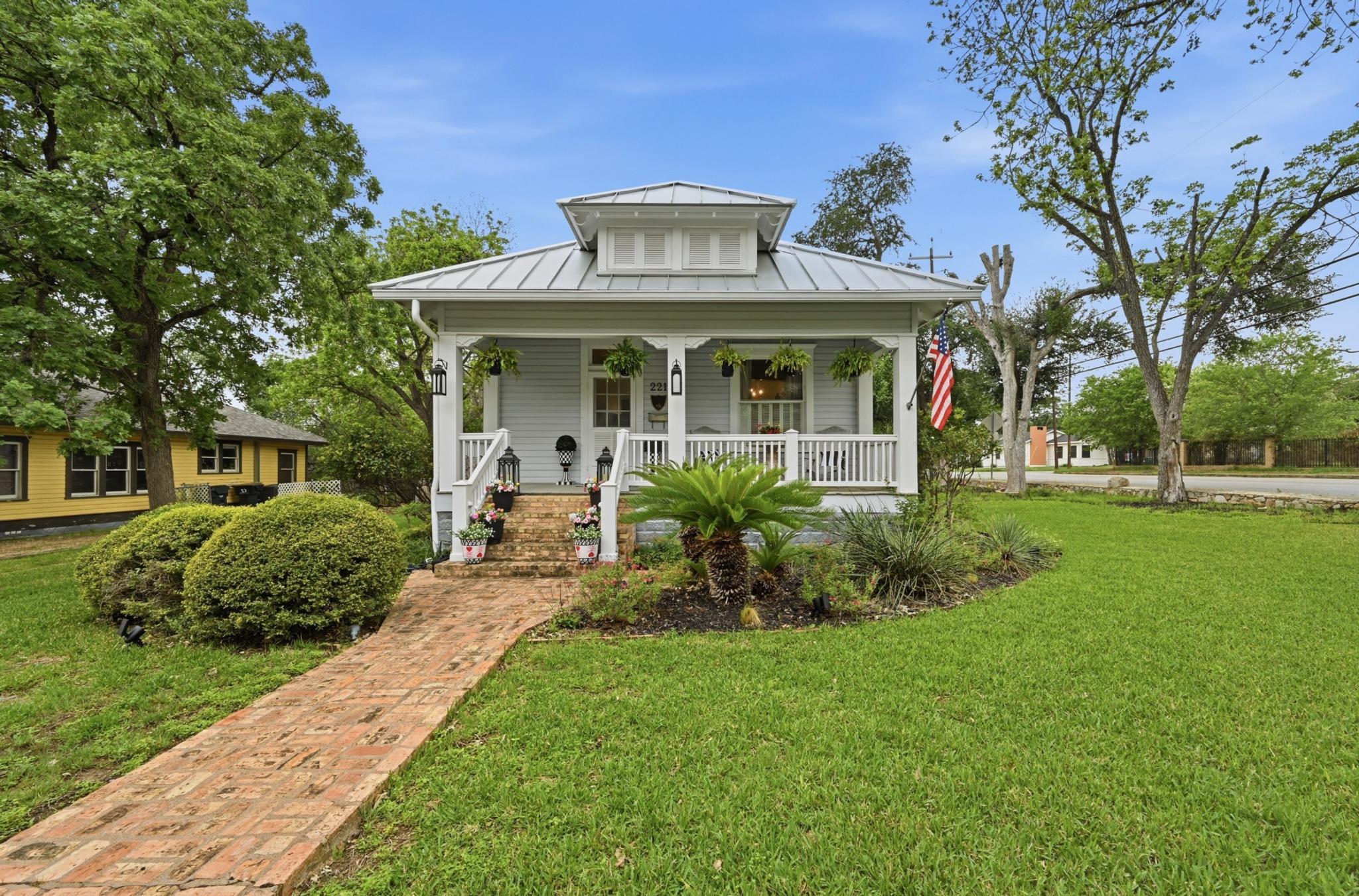 221 N Johnson Ave, San Marcos, TX 78666