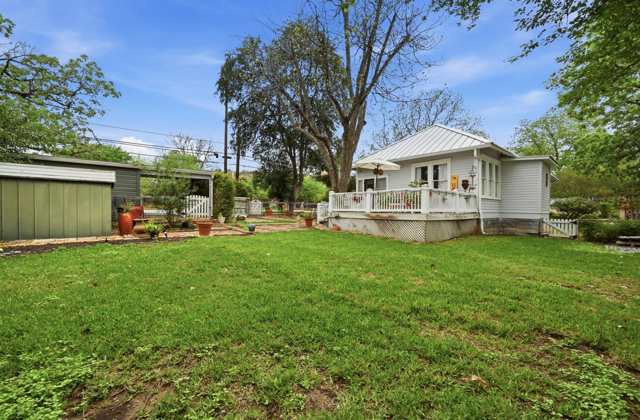 221 N Johnson Ave, San Marcos, TX 78666