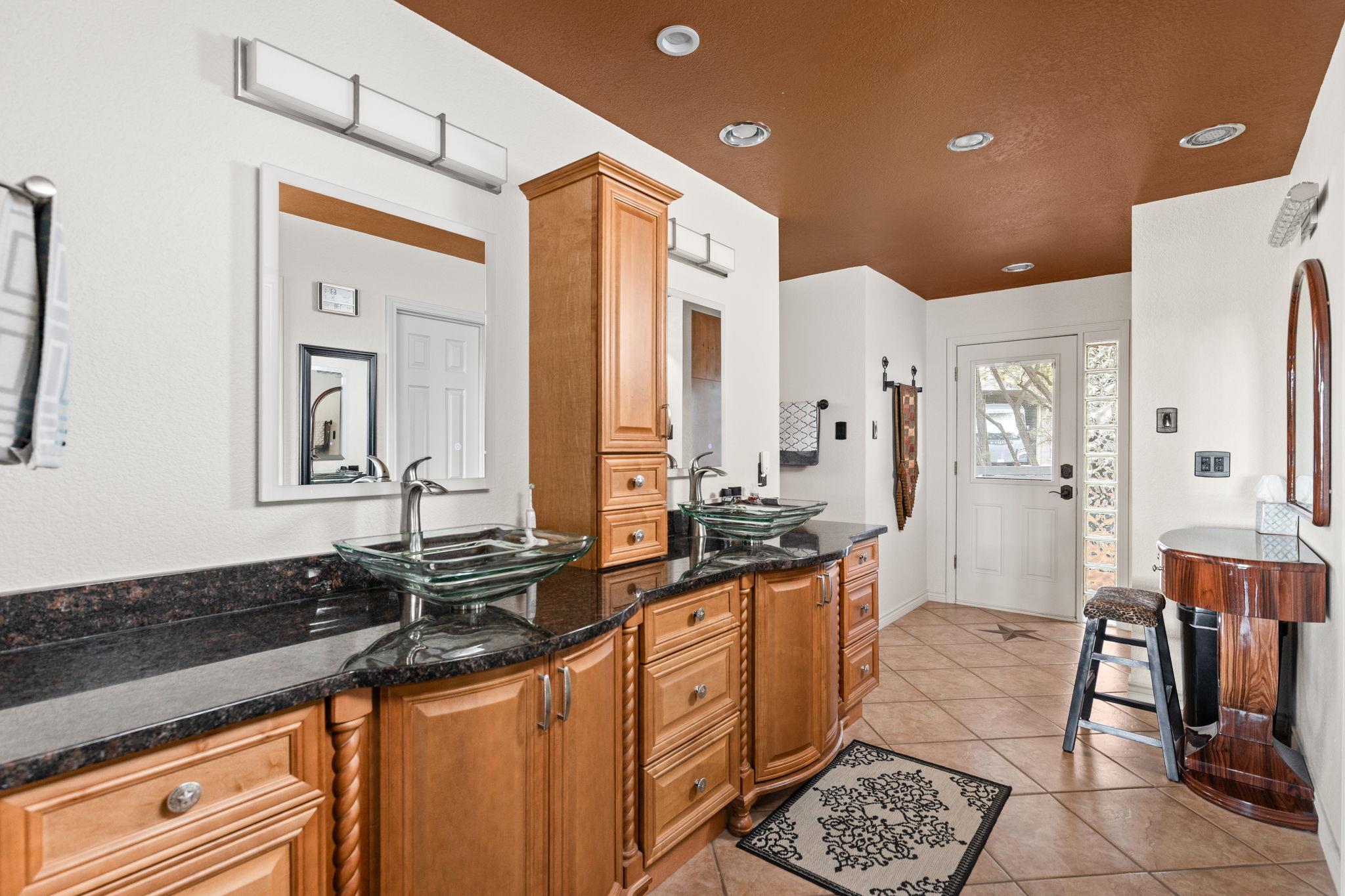 2706 Tradewind Dr, Spicewood, TX 78669