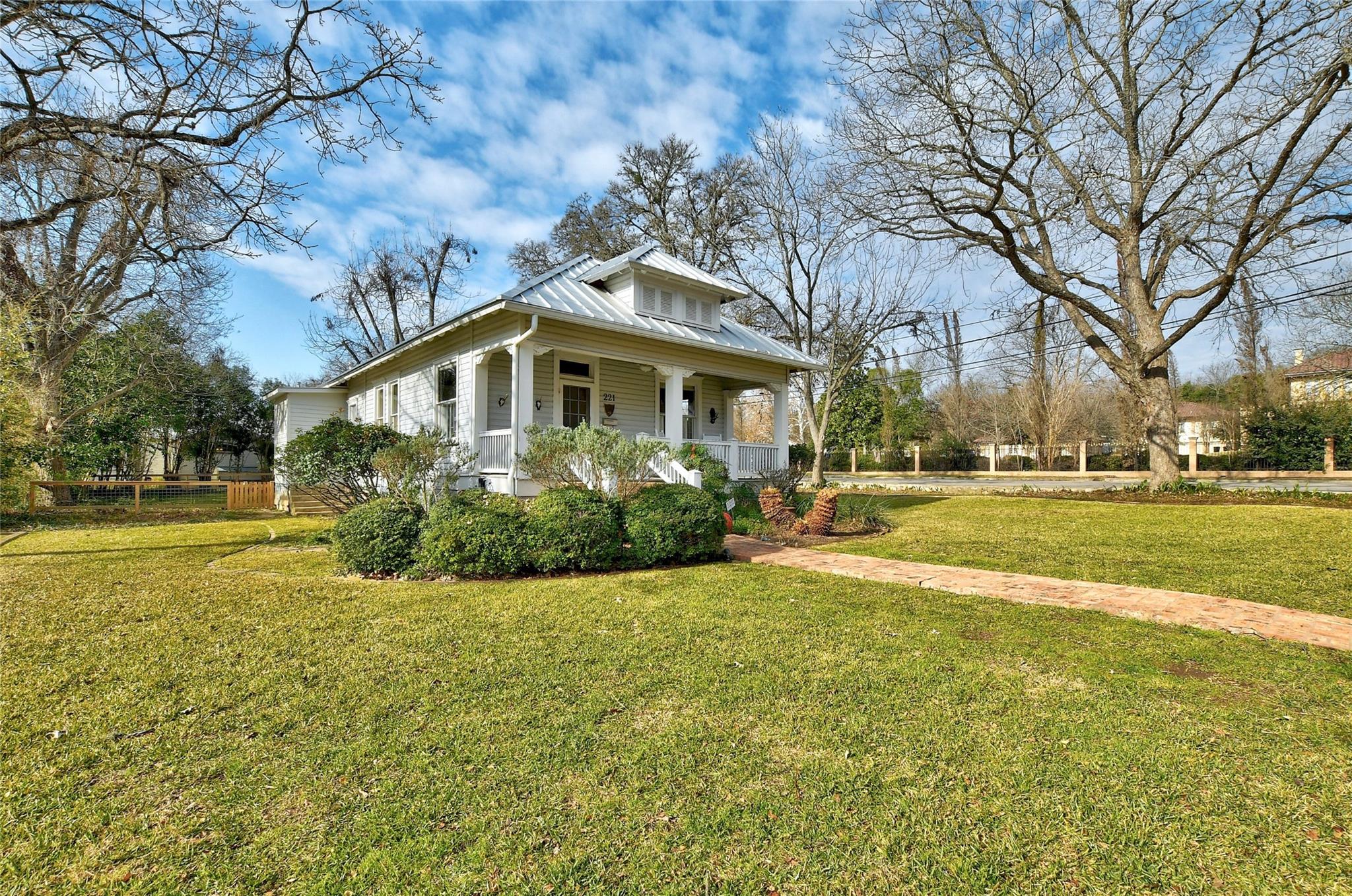 221 N Johnson Ave, San Marcos, TX 78666