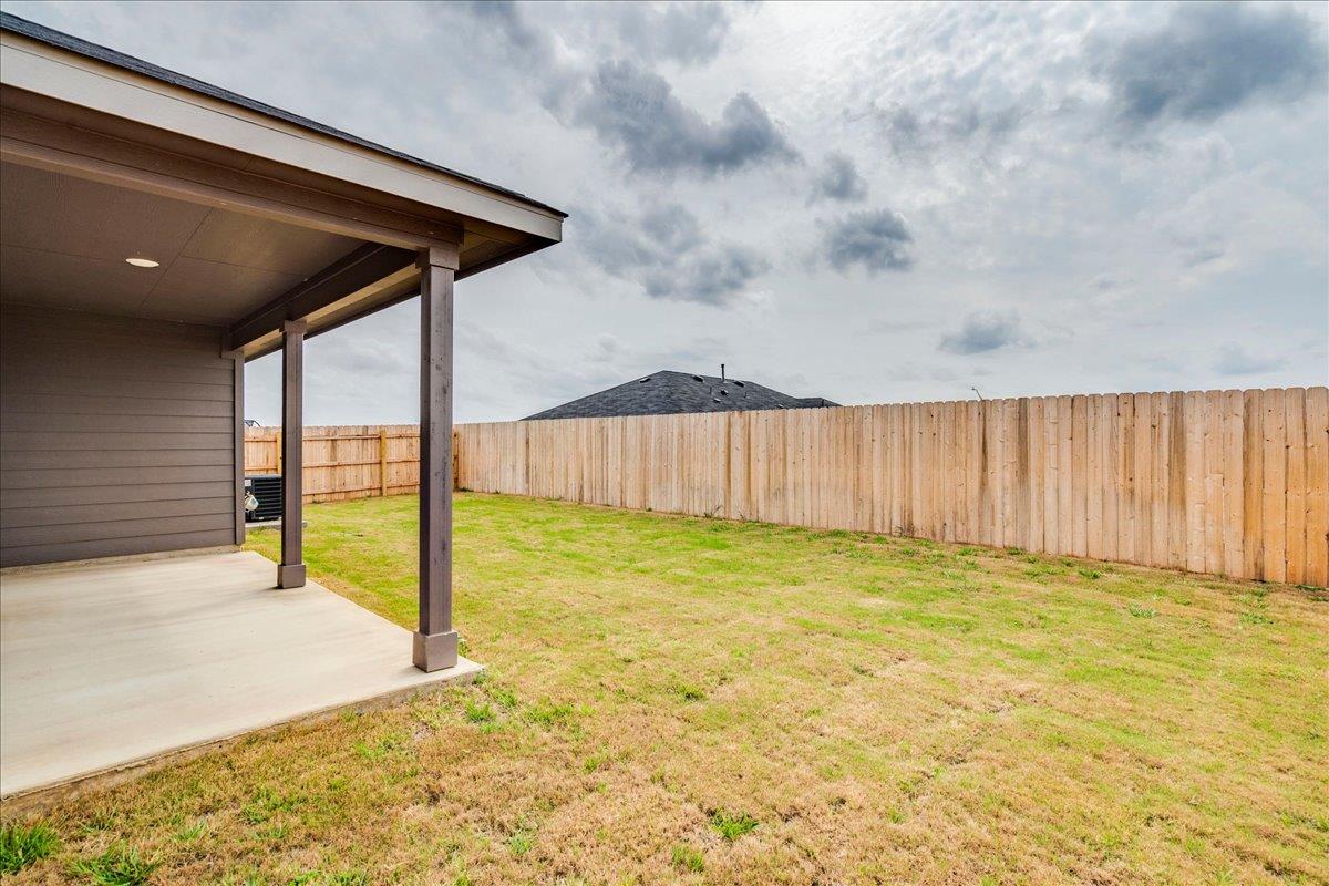 320 Yosemite Dr, Kyle, TX 78640