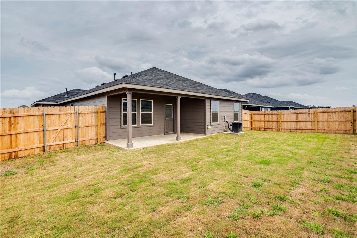 320 Yosemite Dr, Kyle, TX 78640