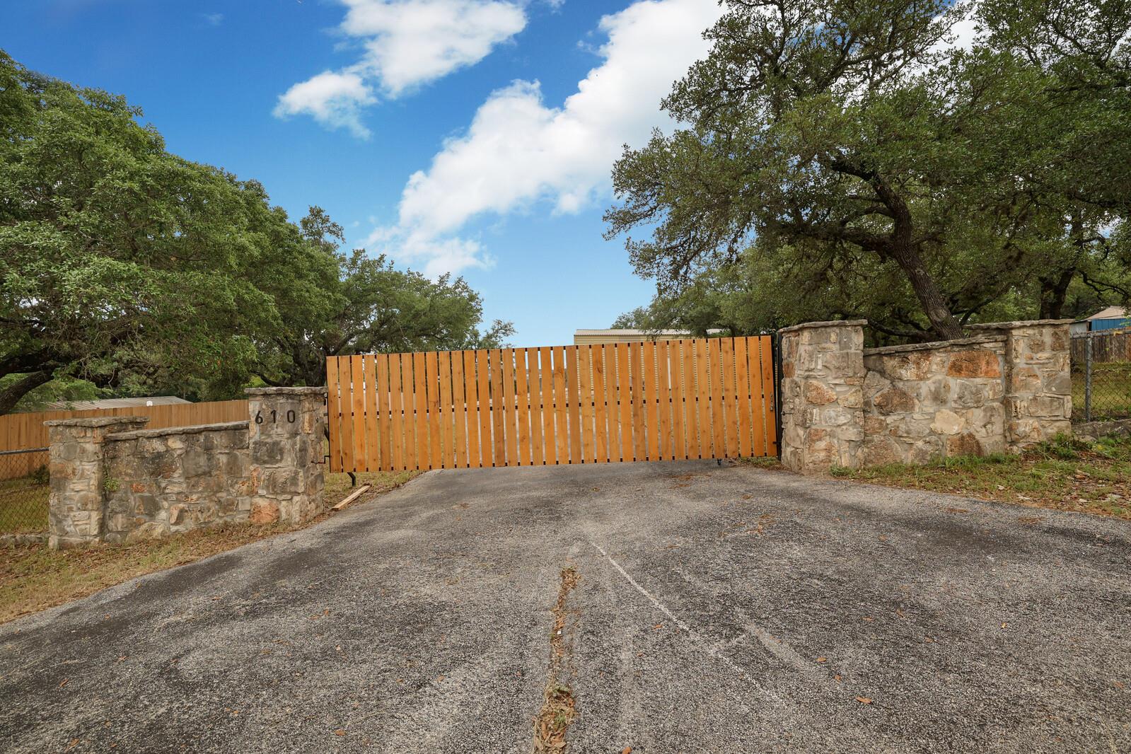 610 Tamarack Dr, Canyon Lake, TX 78133