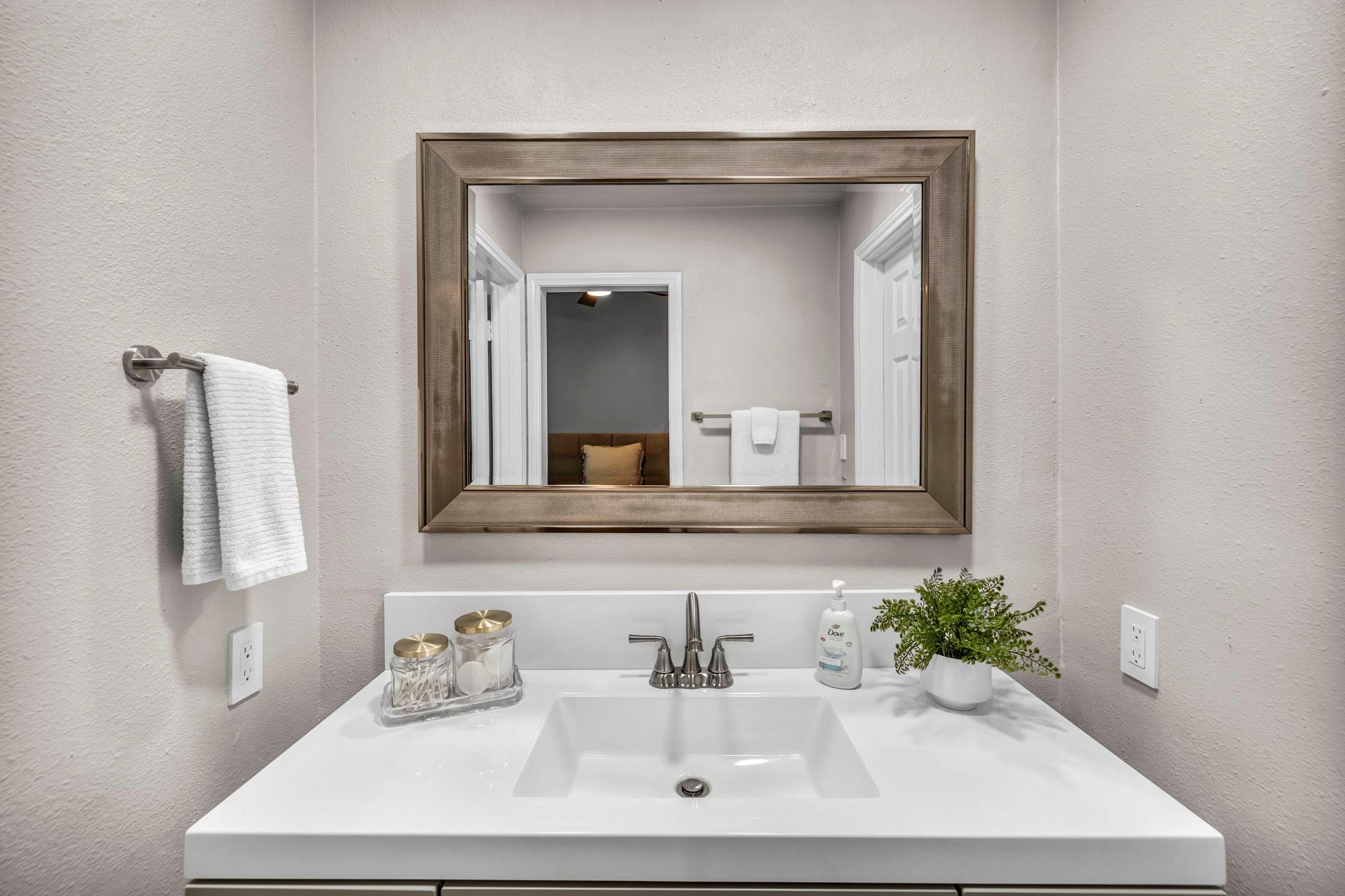 5 Tournament Way # 1, The Hills, TX 78738