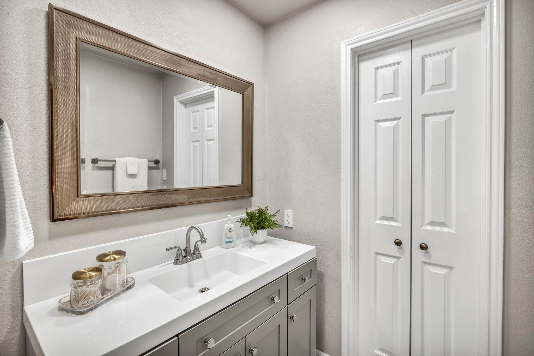 5 Tournament Way # 1, The Hills, TX 78738