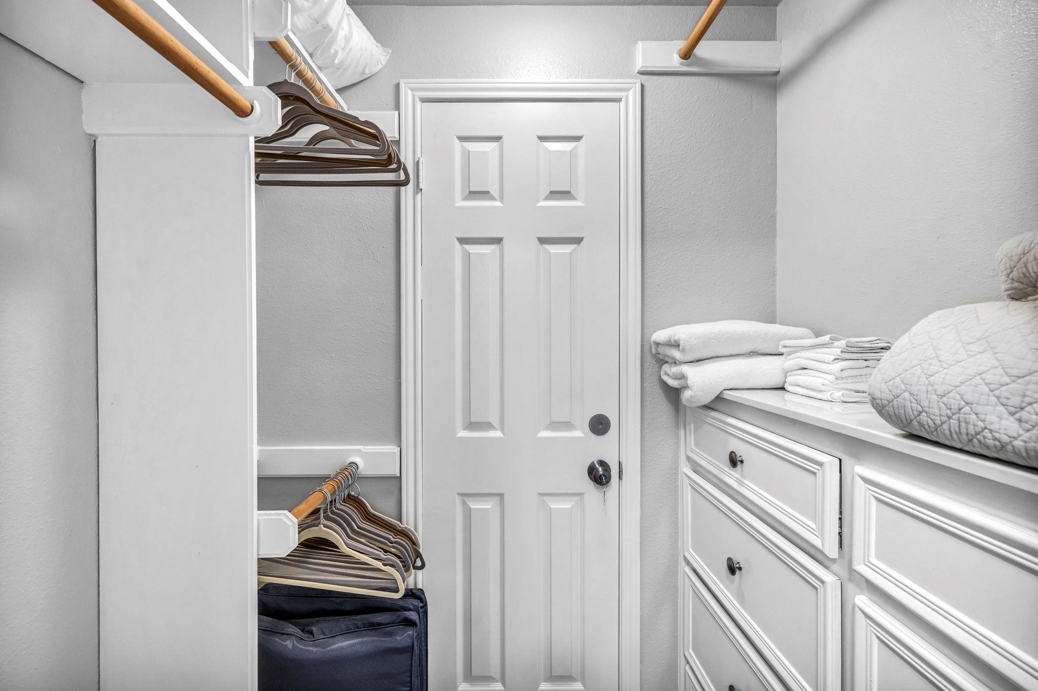 5 Tournament Way # 1, The Hills, TX 78738