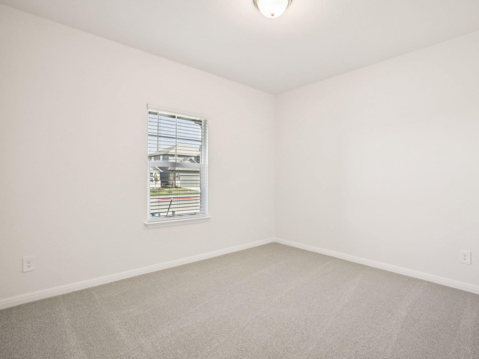 721 Universal Dr, Hutto, TX 78634