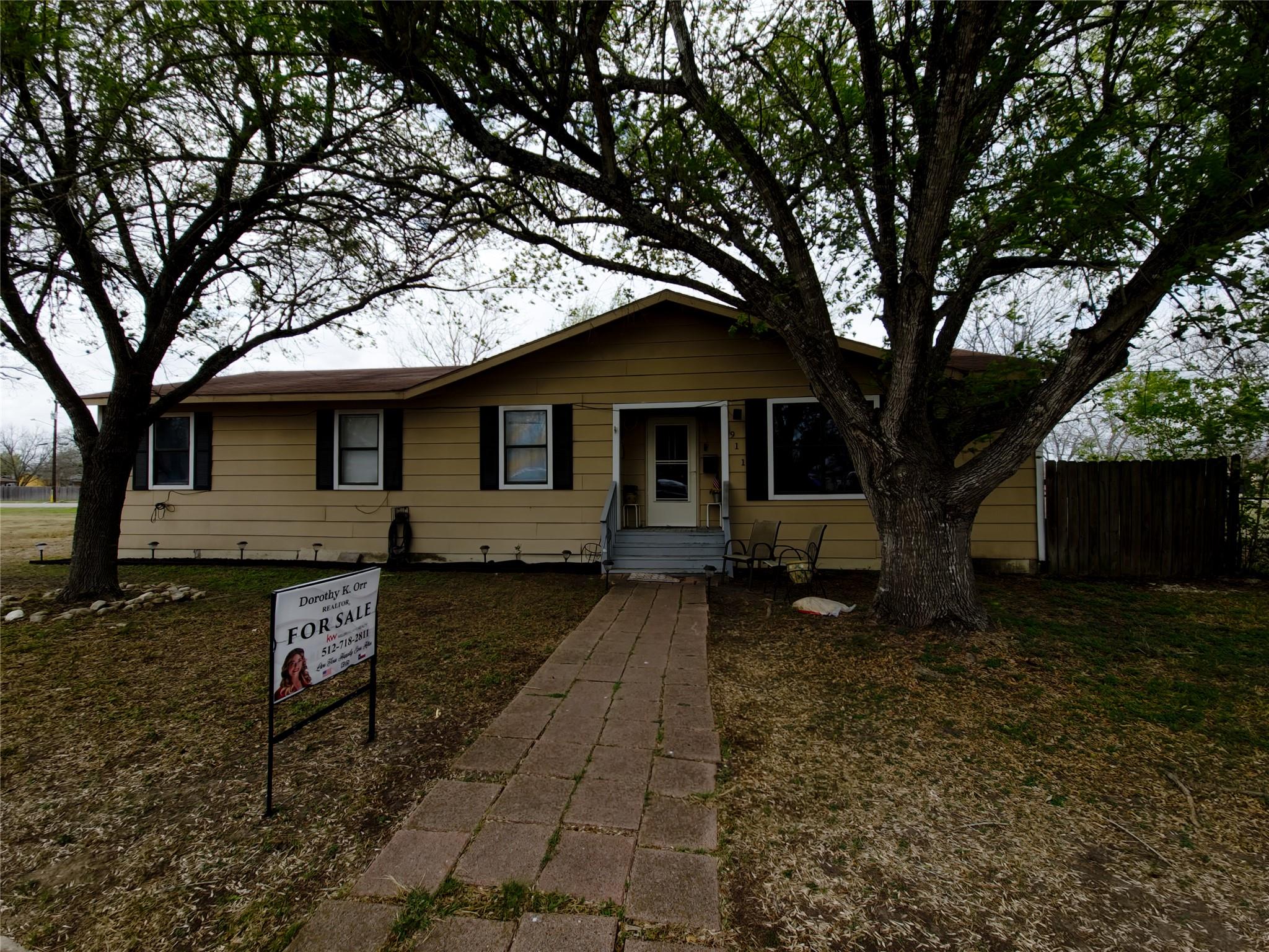 911 Brazos St, Lockhart, TX 78644