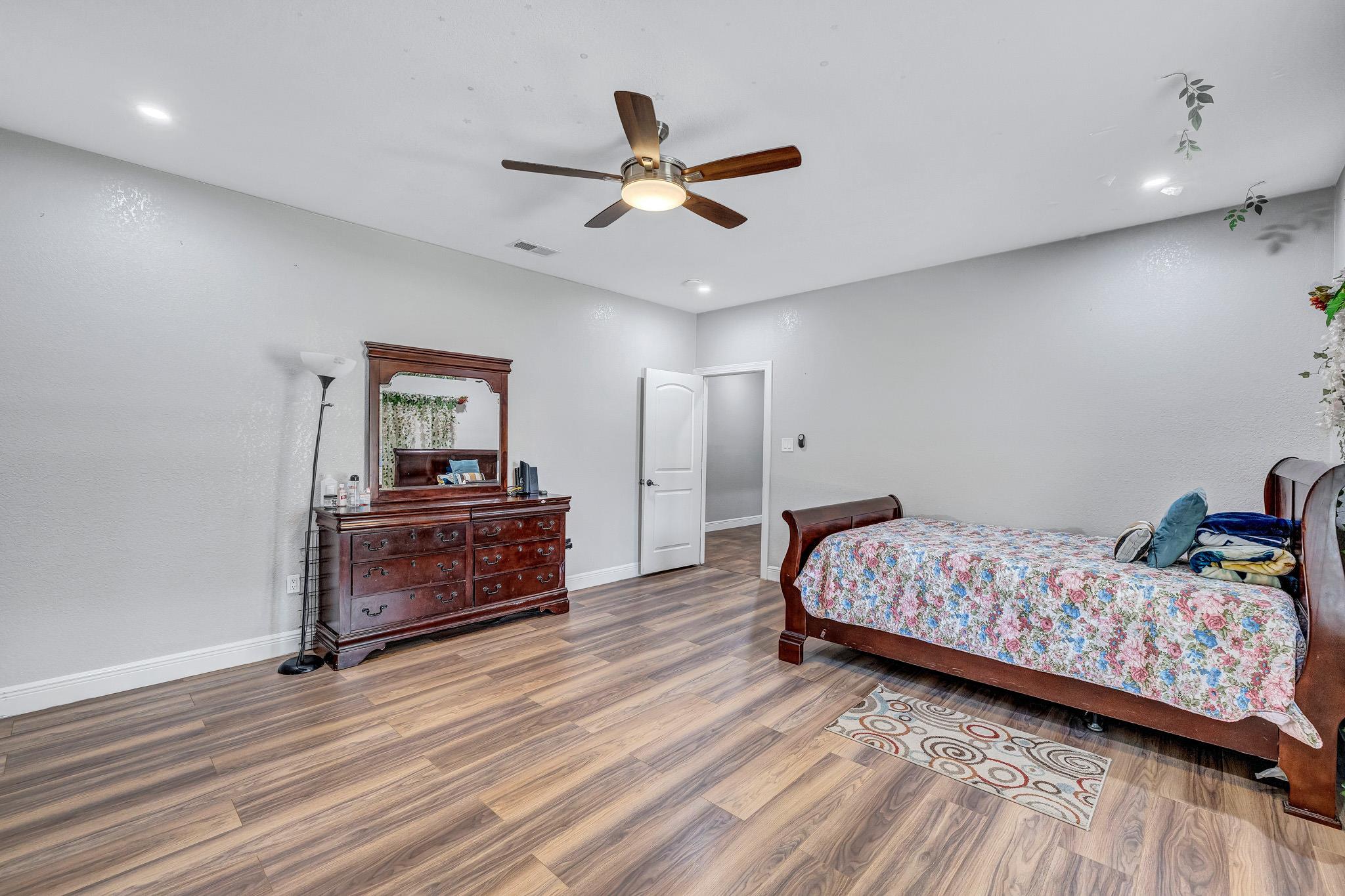 421 Las Lomas Dr, Elgin, TX 78621